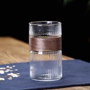 كوباية زجاج مضلع 500 ملي لشرب وتقديم المشروبات الباردة والساخنة بجزء خشبي عازل للحرارة قابل للفك والتركيب