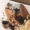 كوباية زجاج مضلع 500 ملي لشرب وتقديم المشروبات الباردة والساخنة بجزء خشبي عازل للحرارة قابل للفك والتركيب