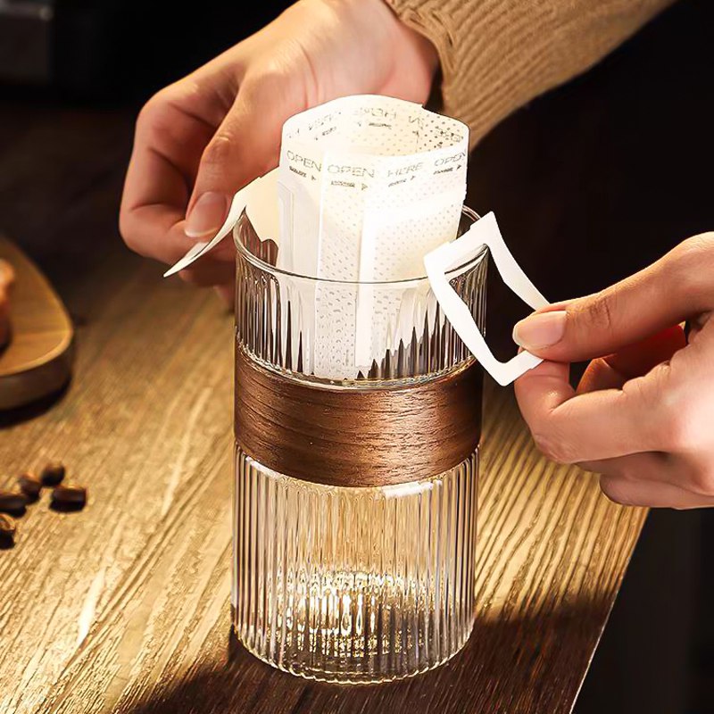 كوباية زجاج مضلع 500 ملي لشرب وتقديم المشروبات الباردة والساخنة بجزء خشبي عازل للحرارة قابل للفك والتركيب