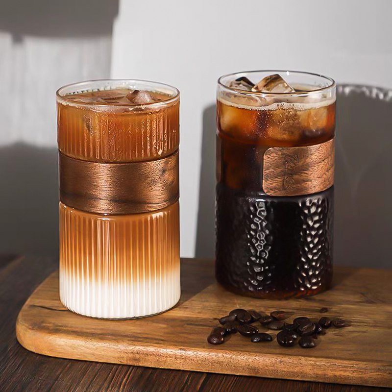 كوباية زجاج مضلع 500 ملي لشرب وتقديم المشروبات الباردة والساخنة بجزء خشبي عازل للحرارة قابل للفك والتركيب