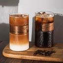 كوباية زجاج مضلع 500 ملي لشرب وتقديم المشروبات الباردة والساخنة بجزء خشبي عازل للحرارة قابل للفك والتركيب