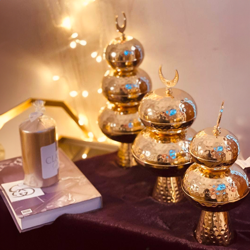 تمرية ذهبي 3 دور بقاعدة لحمل وتقديم التمر والمكسرات والشوكولاتة والكاندي بغطاء مزين بهلال رمضان