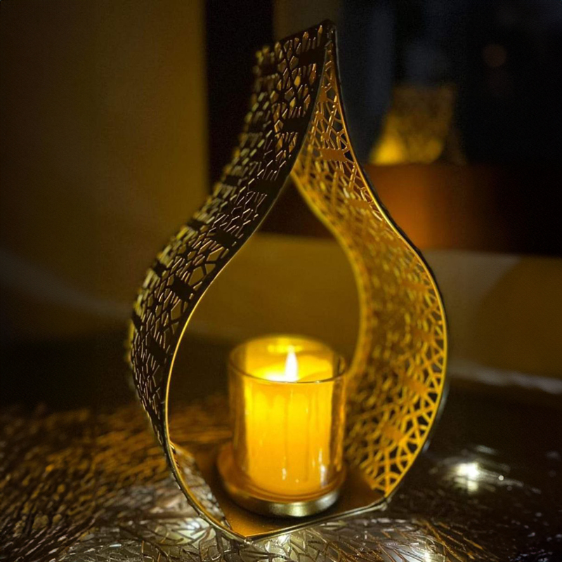 شمعدان ذهبي  مزخرف مميز وأنيق  للاستمتاع بأجواء رمضانية