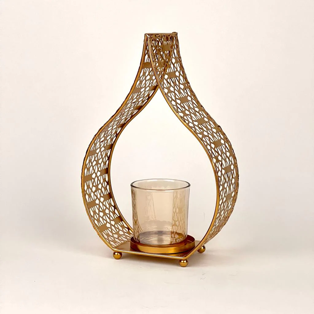 شمعدان ذهبي  مزخرف مميز وأنيق  للاستمتاع بأجواء رمضانية