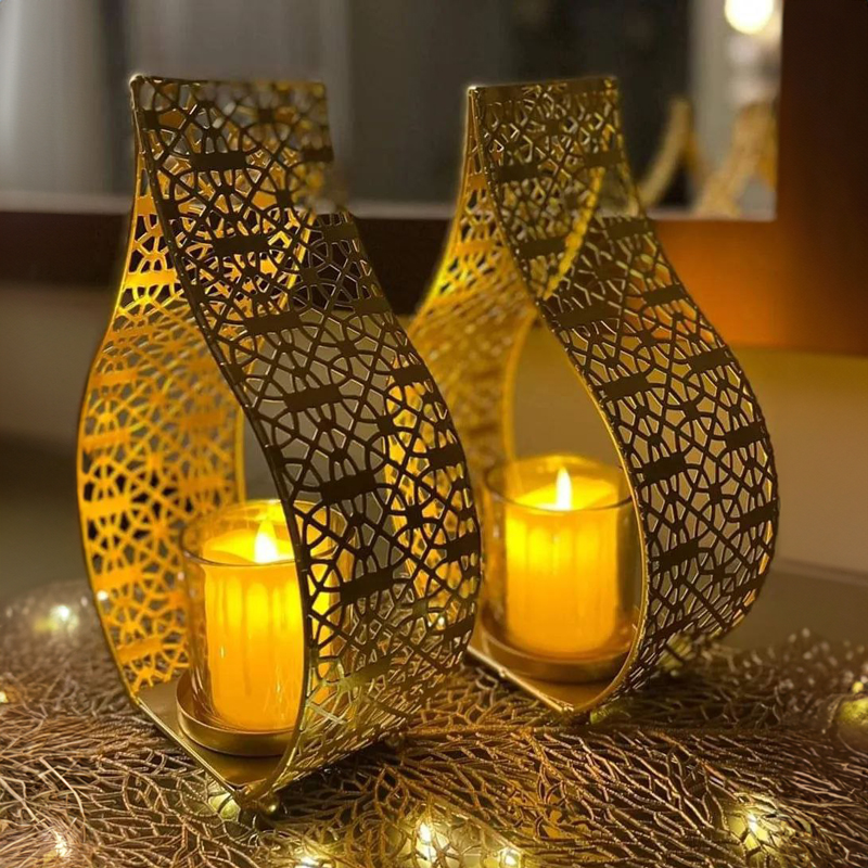 شمعدان ذهبي مزخرف لتجديد الديكور وإضفاء أجواء رمضانية مميزة