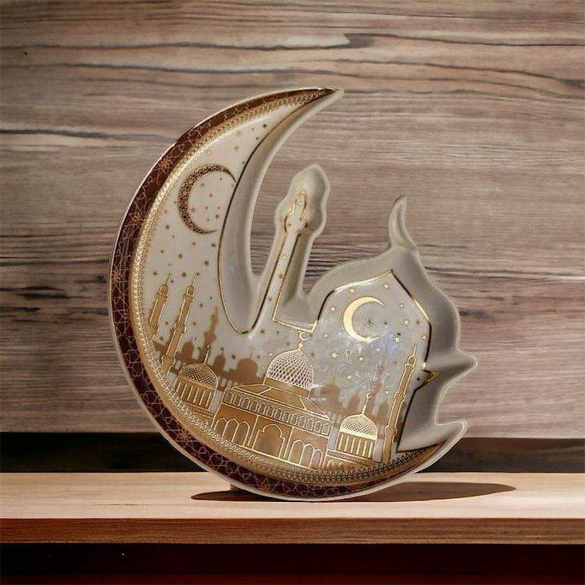 طبق تسالي بورسلين مجسم هلال وجامع لتقديم التمر والمكسرات والحلويات في عزومات رمضان