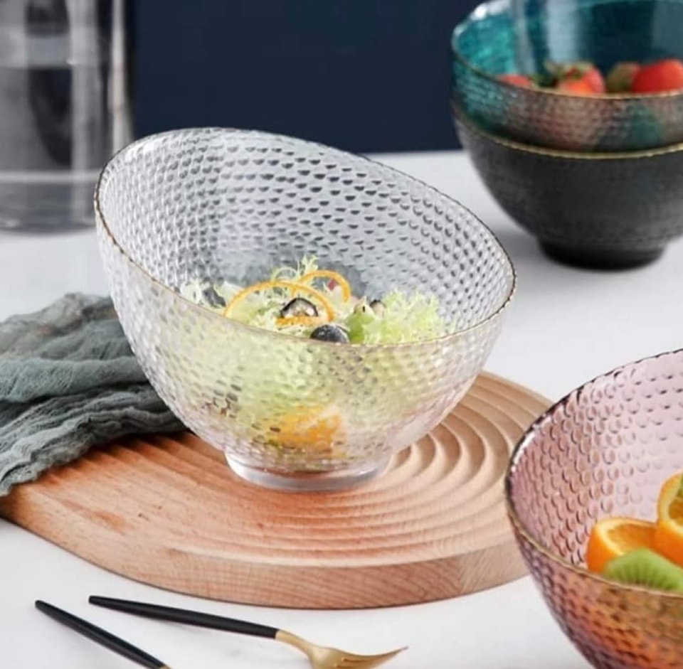 بولة اكليريك منقرش شفاف بحواف جولد لتقديم و حمل السلطة و الفاكهه علي الفسرة للضيوف بشكل شيك