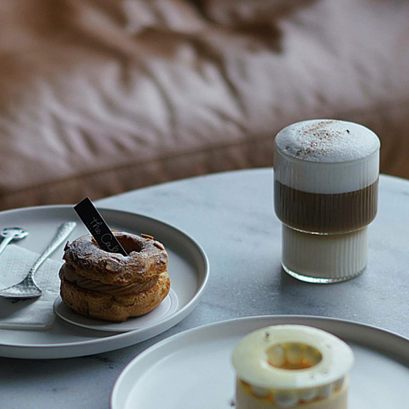 كوباية زجاج شفاف مضلع لشرب وتقديم اللاتيه والأيس كوفي والعصائر للضيوف بشكل شيك