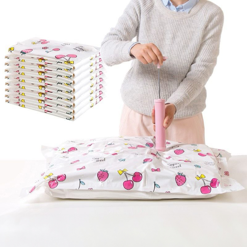 ثلاثة أكياس فاكيوم بمقاسات مختلفة لتخزين الملابس والبطاطين وتوفير المساحات والحفاظ عليهم من الاتربة