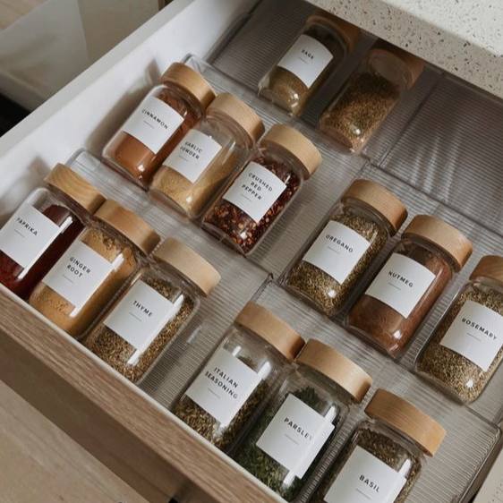 استاند ورف اكليريك شفاف لتنظيم برطمانات التوابل والبهارات داخل الادراج ورخامة المطبخ حرف Z