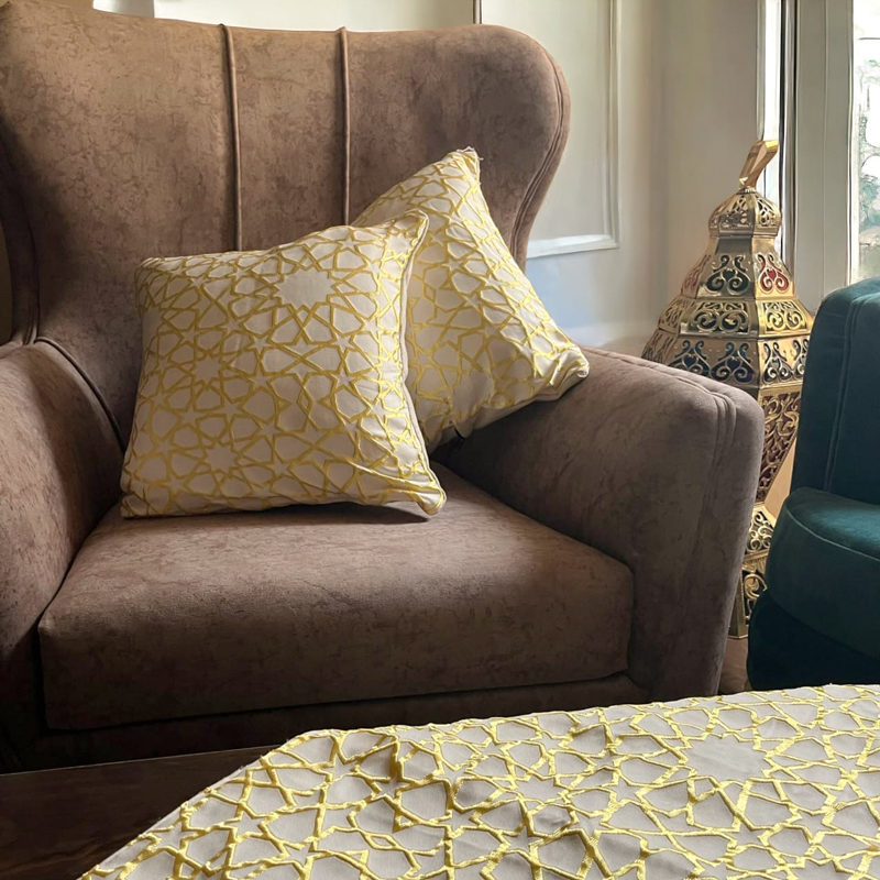 طقم رمضان 3 قطع رانر و 2 كوشن باللون الاوف وايت في جولد بتصميم مميز لاجواء رمضان