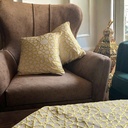 طقم رمضان 3 قطع رانر و 2 كوشن باللون الاوف وايت في جولد بتصميم مميز لاجواء رمضان