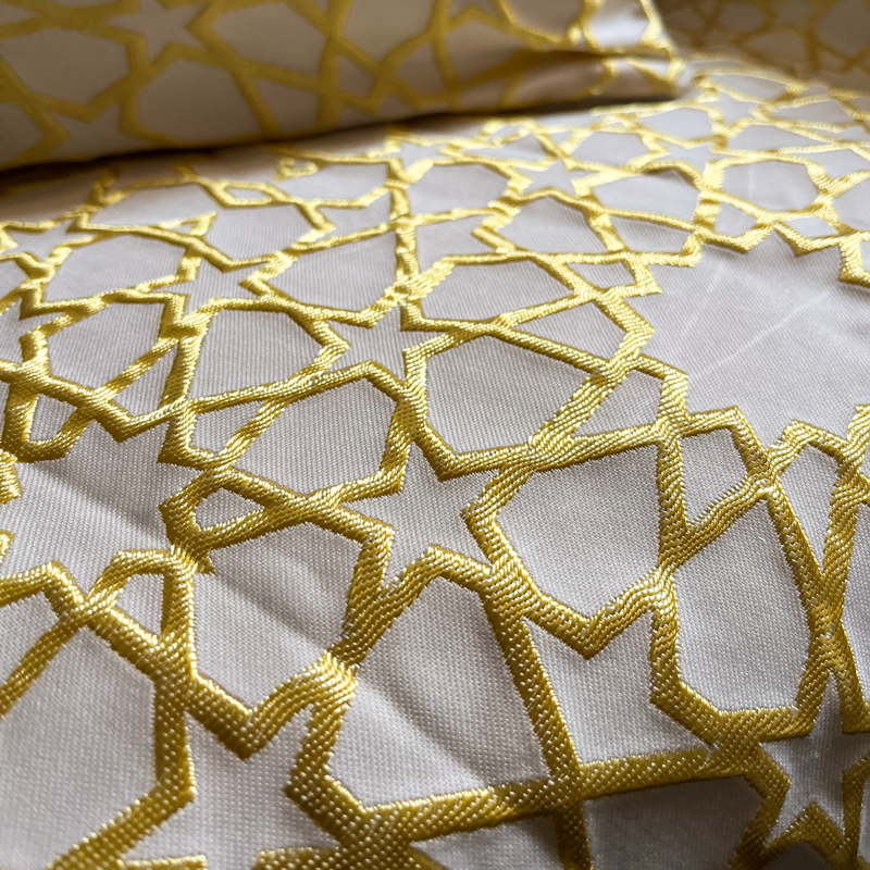 طقم رمضان 3 قطع رانر و 2 كوشن باللون الاوف وايت في جولد بتصميم مميز لاجواء رمضان