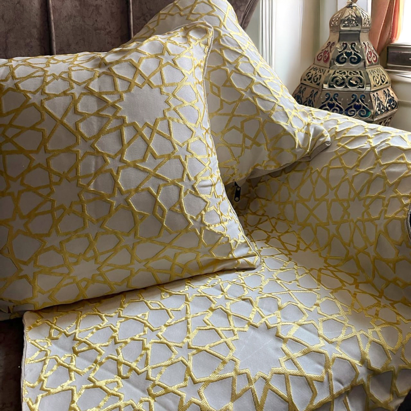 طقم رمضان 3 قطع رانر و 2 كوشن باللون الاوف وايت في جولد بتصميم مميز لاجواء رمضان