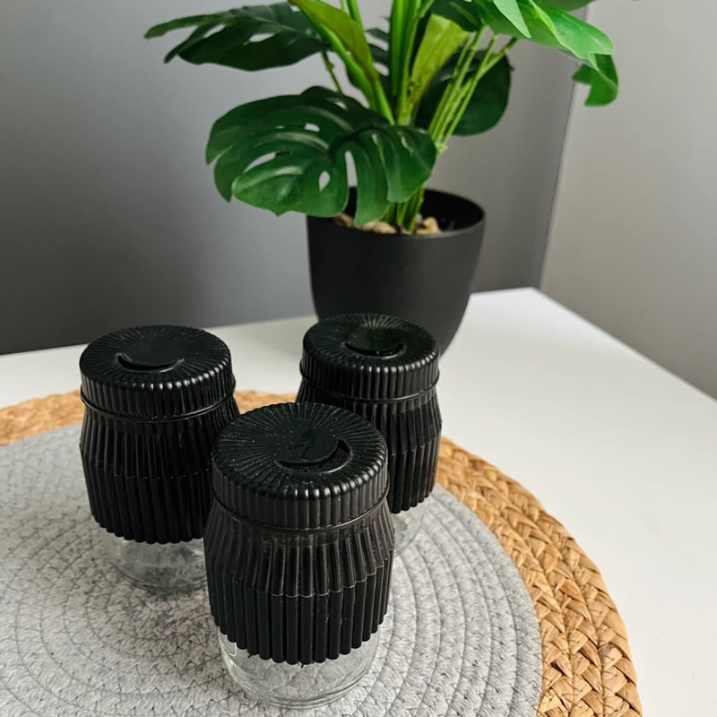 طقم توابل زجاج بغطاء بلاستيك محكم الغلق 3 قطع  للملح و الفلفل و جميع التوابل