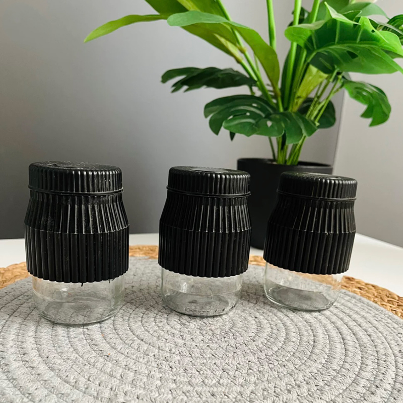 طقم توابل زجاج بغطاء بلاستيك محكم الغلق 3 قطع  للملح و الفلفل و جميع التوابل