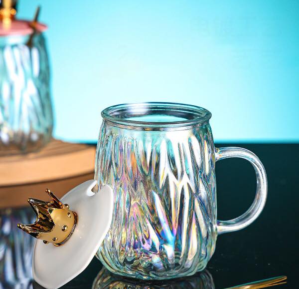 مج زجاج 450 مللي بيد متعرج مع غطاء مزين بتاج ذهبي ومعلقة ستاليس ستيل جولد لشرب الشاي والنسكافيه والحليب