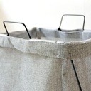 سلة غسيل بكسوة كتان واستاند معدن قابل للطي بيد لسهولة الحمل