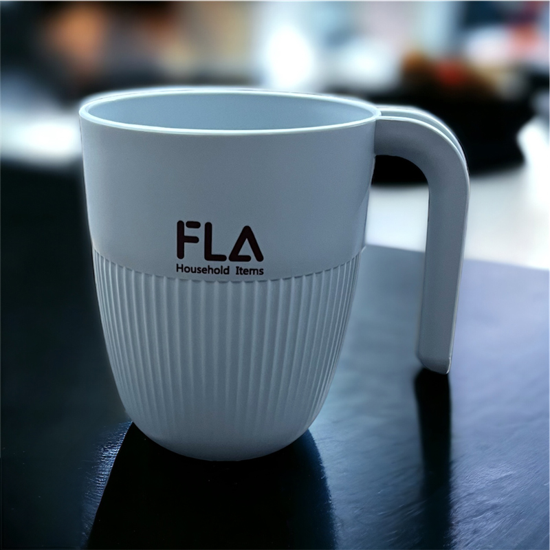 كوب حامل لفرش ومعجون الأسنان وأدوات الحلاقة وفرش الميكب وأقلام الروج والماسكرا بيد