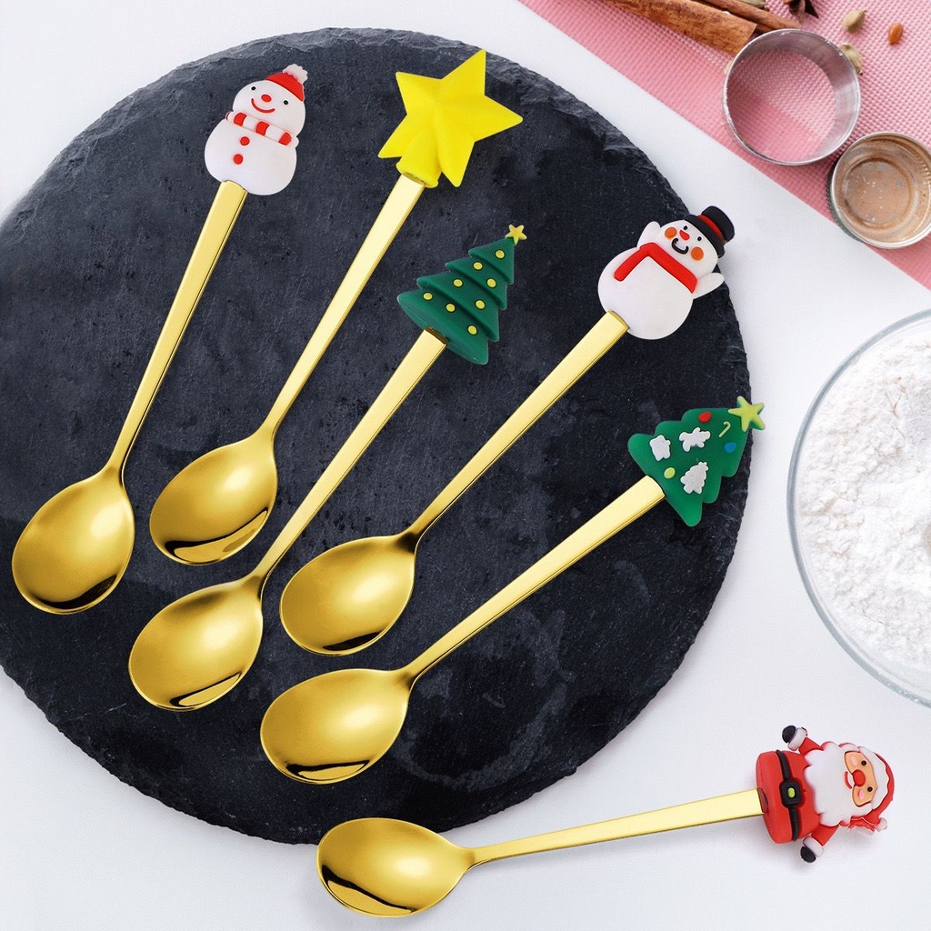 طقم معالق 6 قطع ستاليس ستيل مدهب مزين باشكال ثري دي مختلفة للكيك والمهلبية