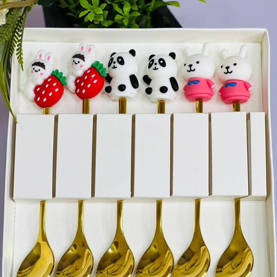 طقم معالق 6 قطع ستاليس ستيل مدهب مزين باشكال ثري دي مختلفة للكيك والمهلبية