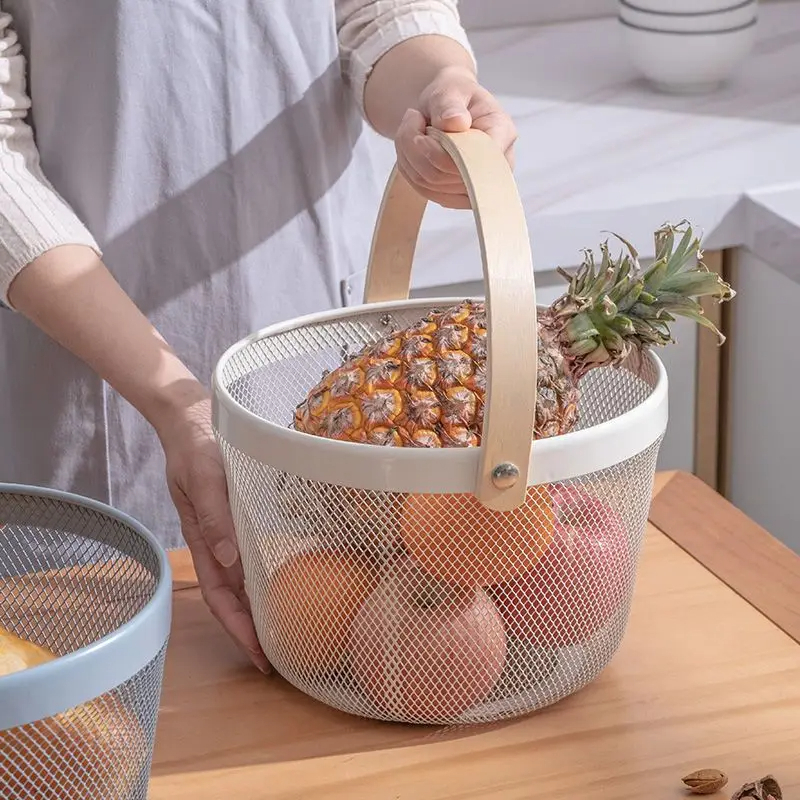 باسكت دائري لحمل الفواكه والخضروات وادوات الحمام بيد خشب متحركه من المعدن