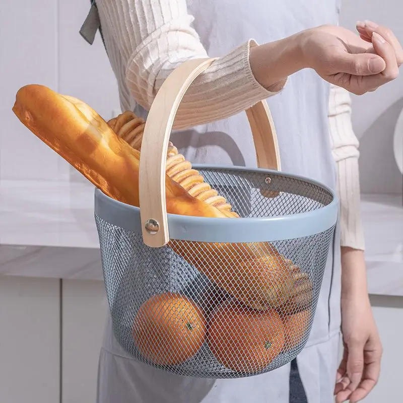 باسكت دائري لحمل الفواكه والخضروات وادوات الحمام بيد خشب متحركه من المعدن