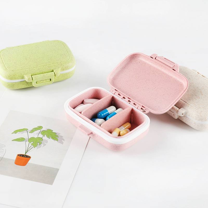 منظم يومي محمول للدواء و الفيتامينات 3 خانات محكم الغلق لوقت السفر و الخروج