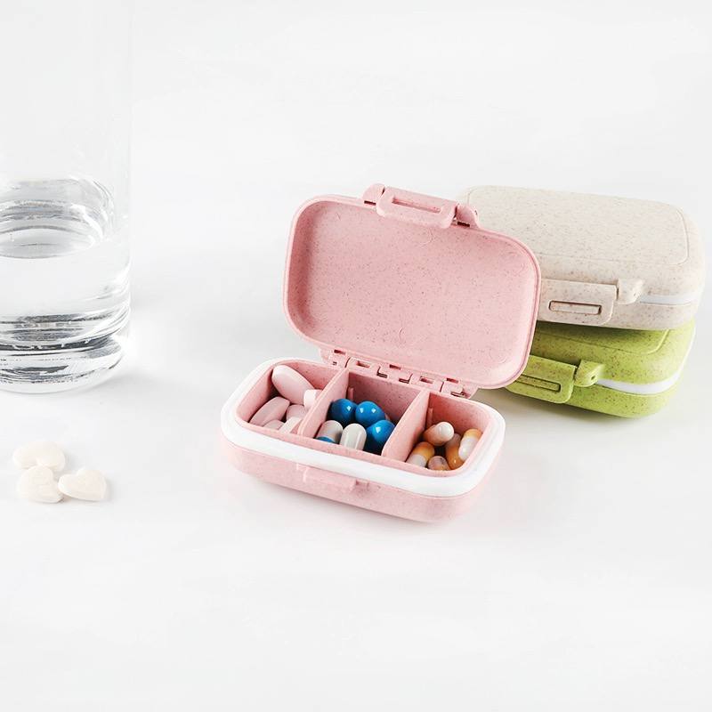 منظم يومي محمول للدواء و الفيتامينات 3 خانات محكم الغلق لوقت السفر و الخروج