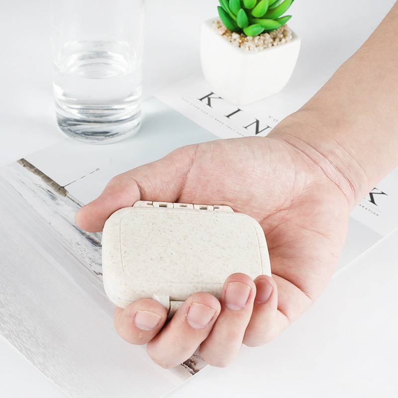 منظم يومي محمول للدواء و الفيتامينات 3 خانات محكم الغلق لوقت السفر و الخروج