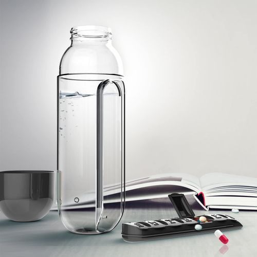 زجاجة مياه 3*1 مع منظم حبوب مقسم لسبع خانات وكوب لشرب المياه