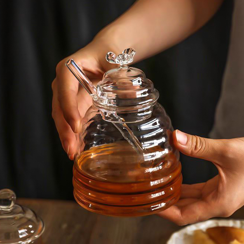 برطمان عسل زجاج مع معلقة وغطاء شكل نحلة 450 مللي