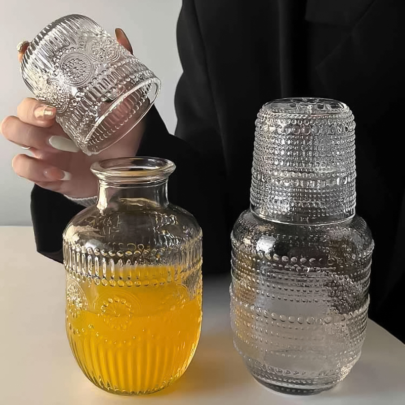 طقم تقديم  زجاجة وكوباية للمشروبات والمياه من الزجاج المنقوش 500 مللي