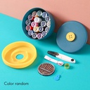 علبة لمستلزمات الخياطة منظمة تجمع الأبر والخيوط في مكان واحد