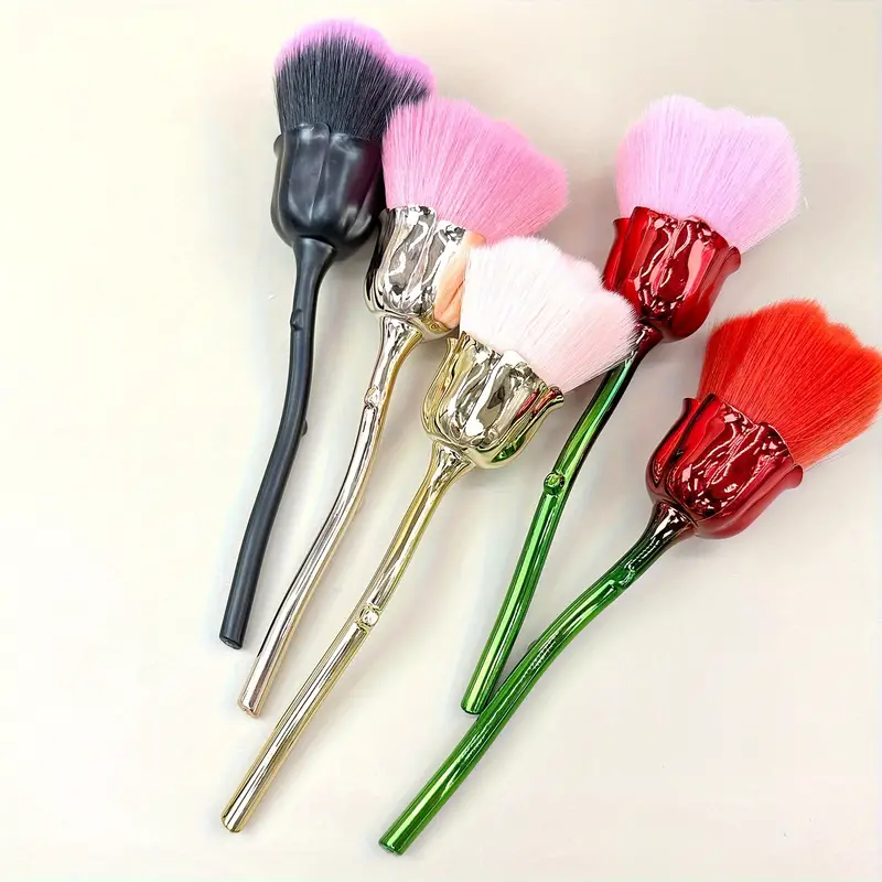 فرشة مكياج ناعمة ولطيفة علي البشرة شكل وردة مجسم