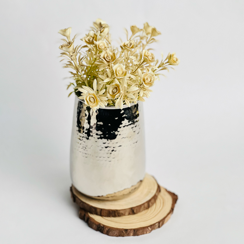 فازة نحاسية مزخرفة باللون الفضي لتجديد ديكور المنزل