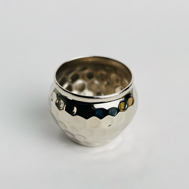 اصيص زرع وحامل شموع نحاس تصميم خليه نحل - باللون الفضي