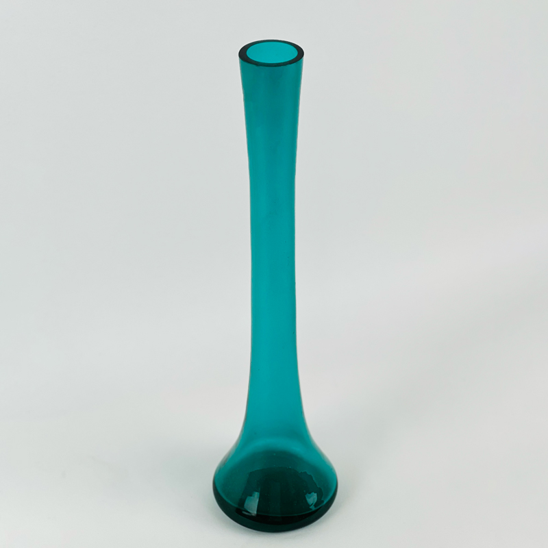 فازة ورد شيك طويلة باللون الأخضر لتجديد ديكور البيت