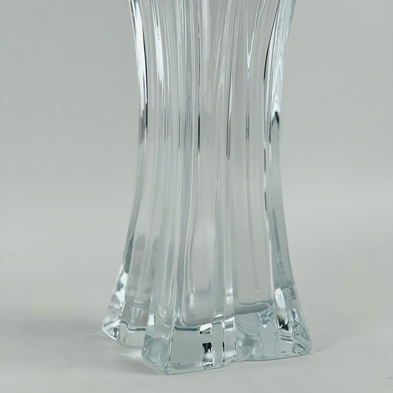 فازة زجاج شفاف شيك للورد بشكل مميز للديكور