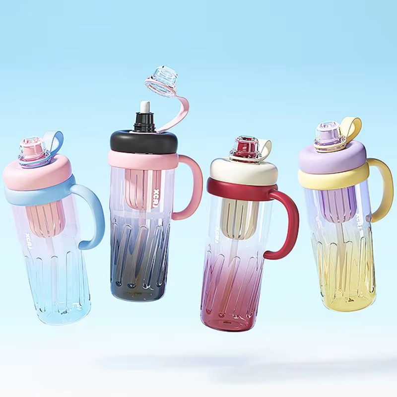 زجاجة مياه بلاستيكية بيد مريحة مناسبة للجيم بسعة 950 مل