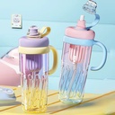 زجاجة مياه بلاستيكية بيد مريحة مناسبة للجيم بسعة 950 مل