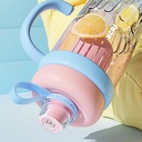 زجاجة مياه بلاستيكية بيد مريحة مناسبة للجيم بسعة 950 مل