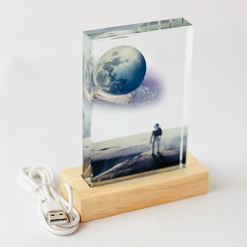 بلورة ثلاثية الابعاد زجاجية شفافة على شكل المجموعة الشمسية بقاعدة خشبية