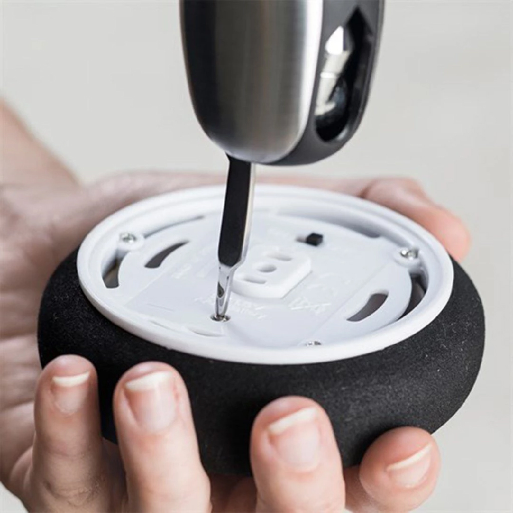 مصباح ليد وسكين ومفك وكاسر للزجاج مثالي لحالات الطوارئ والتخييم ورحلات الصيد