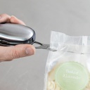 مصباح ليد وسكين ومفك وكاسر للزجاج مثالي لحالات الطوارئ والتخييم ورحلات الصيد