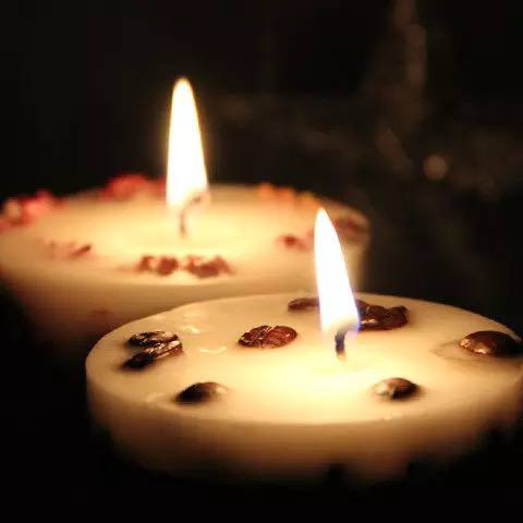 شمعة علي شكل كوب قهوة لتعطير الأجواء وإعطاء لمسة جمال