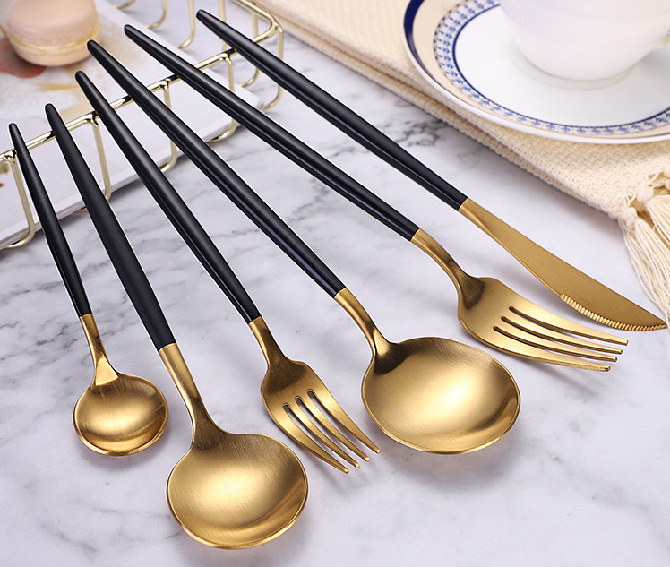 طقم معالق وشوك وسكاكين جولد أنيق ٢٤ قطعة مثالي للعزومات