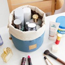 منظم شنطة بجيوب داخلية للمكياج وأدوات العناية بالشعر والبشرة برباط للغلق المحكم وتر بروف