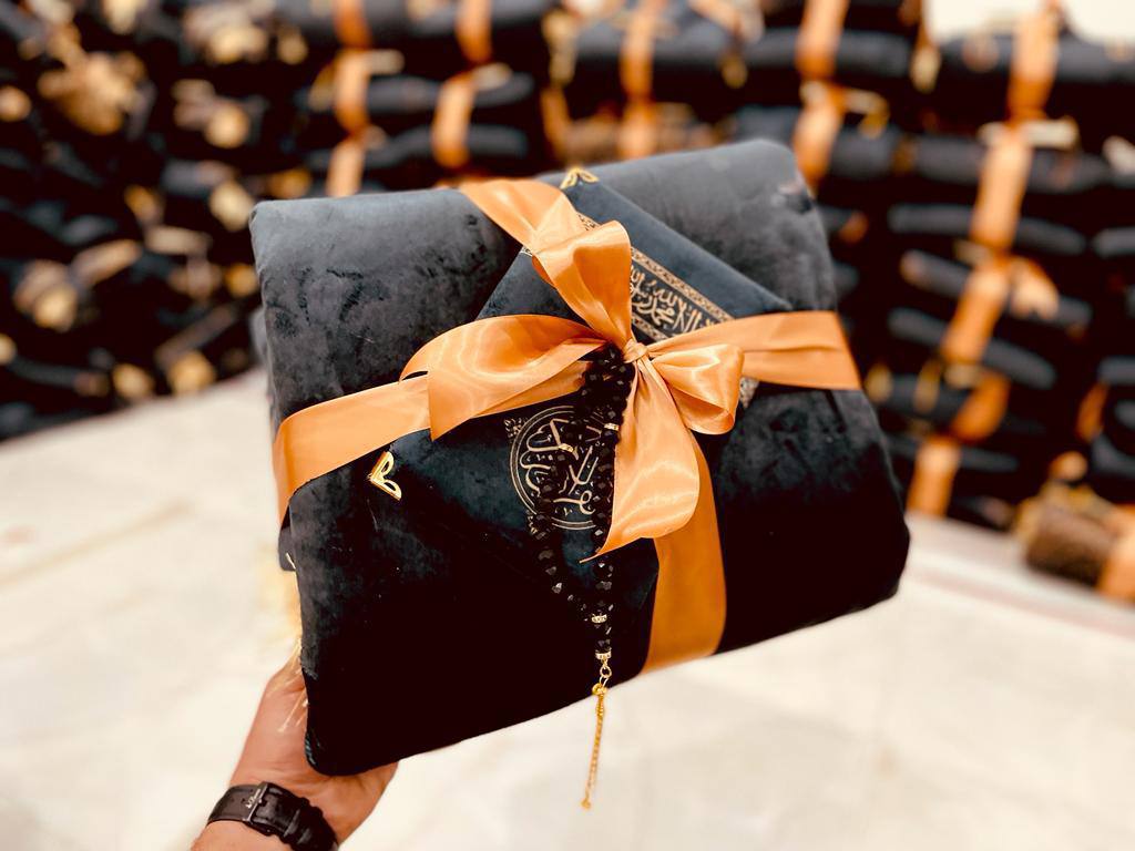 هدية رمضان سجادة صلاة مبطنة بالإسفنج ومصحف وسبحة سوداء