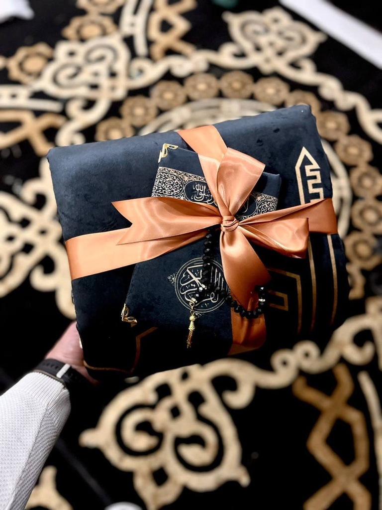 هدية رمضان سجادة صلاة مبطنة بالإسفنج ومصحف وسبحة سوداء